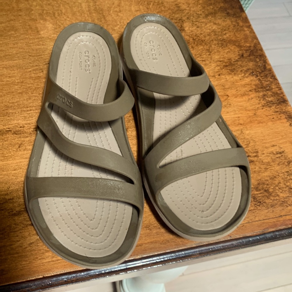 Crocs size 7